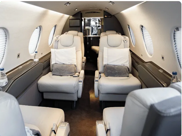 Interior da cabine do Hawker 400XP