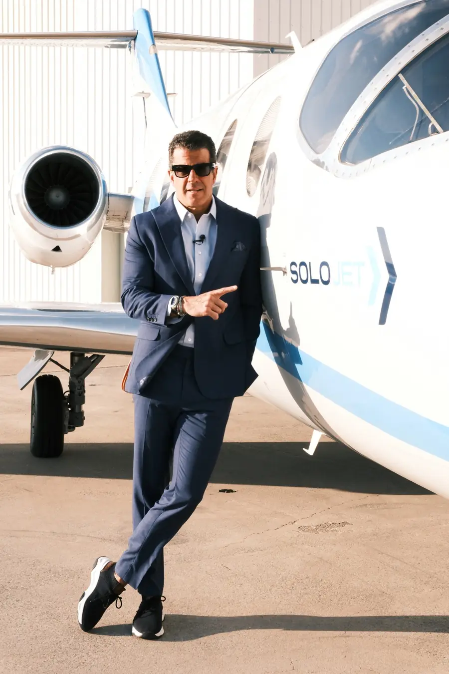 Álvaro Garnero ao lado da aeronave Solojet Shares