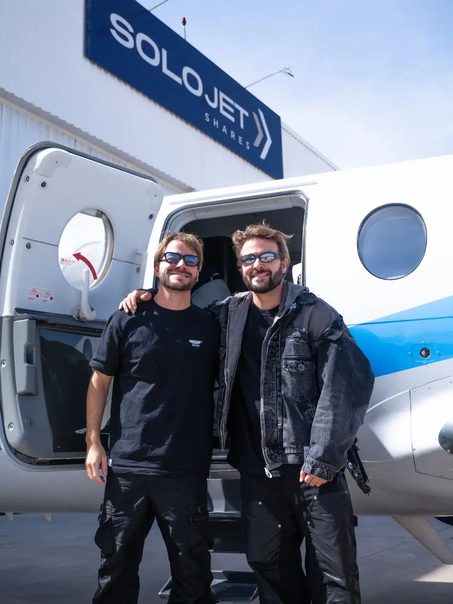Dubdogz na porta da aeronave, no hangar Solojet Shares