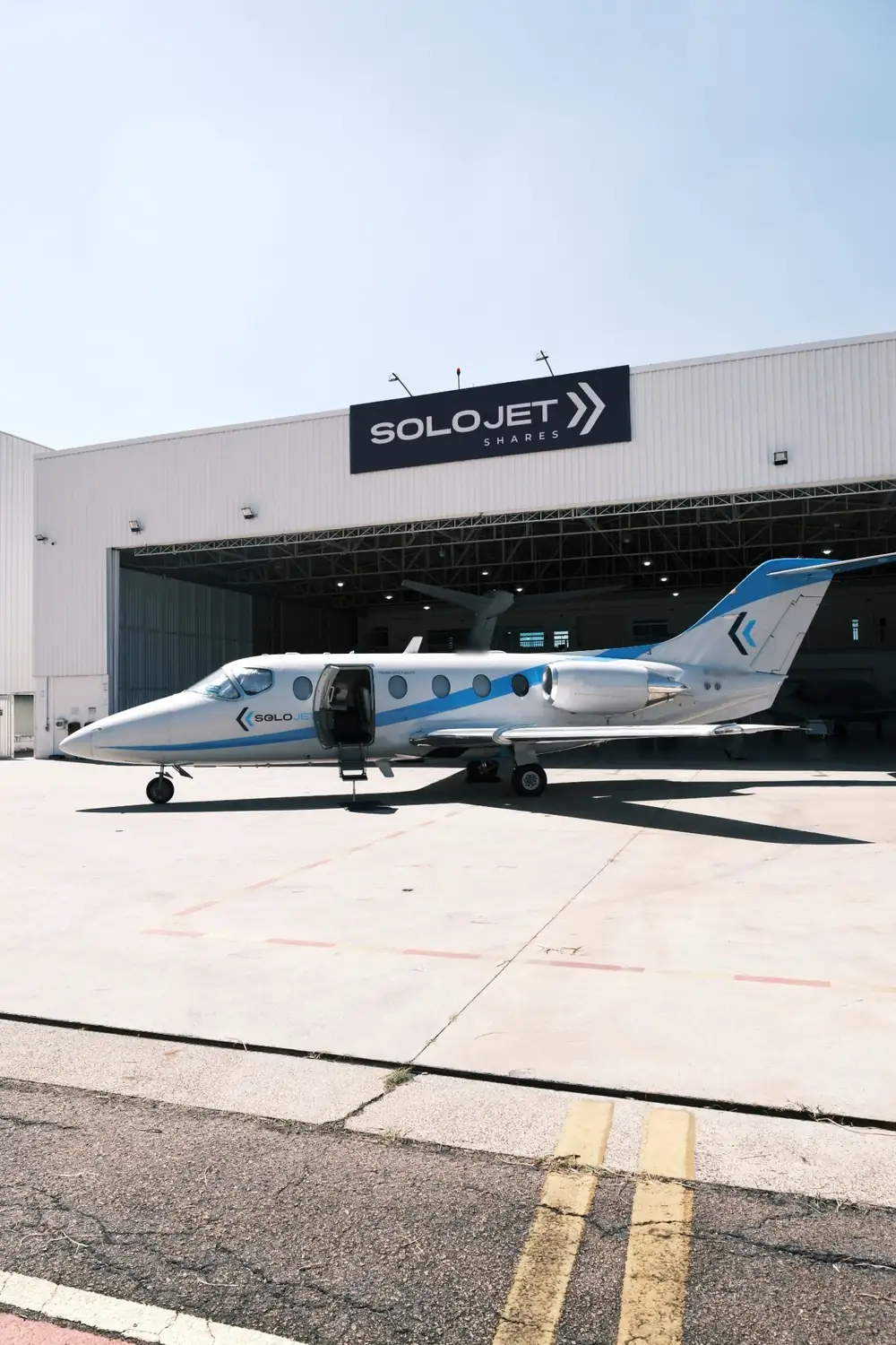 Hawker 400XP em frente ao hangar Solojet Shares