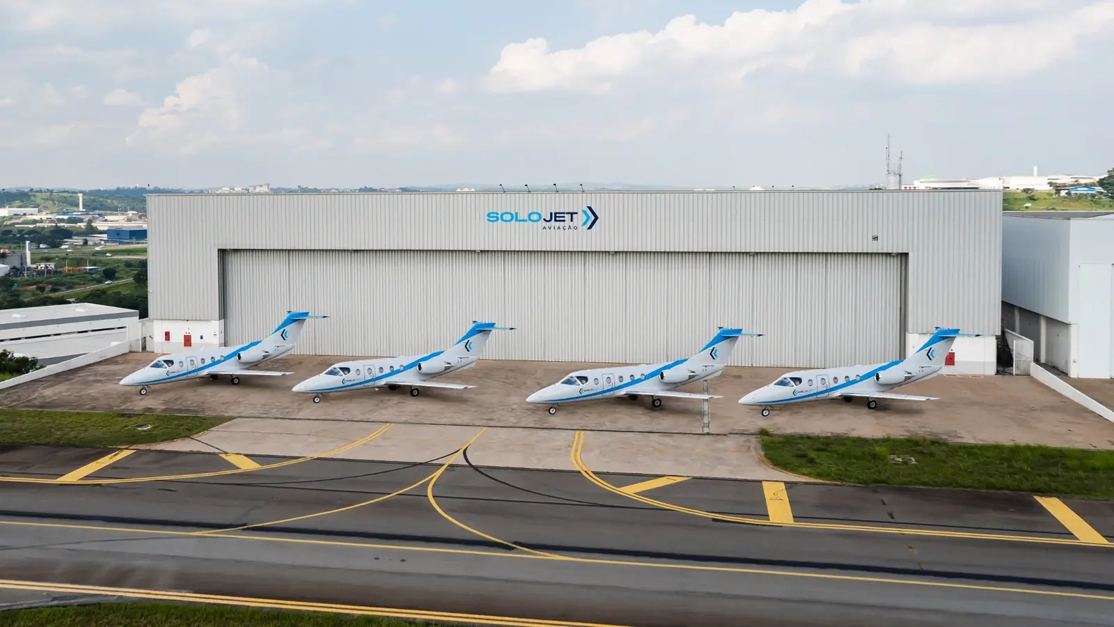 Aeronaves do programa Solojet Shares alinhadas em frente ao hangar da base de Jundiaí