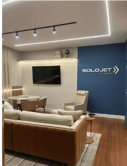 Segunda sala VIP com TV e área de convivência
